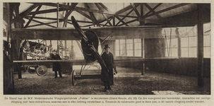 300859 Interieur van de monsterkamer van de N.V. Nederlandsche Vliegtuigenfabriek Fokker te Amsterdam met een ...